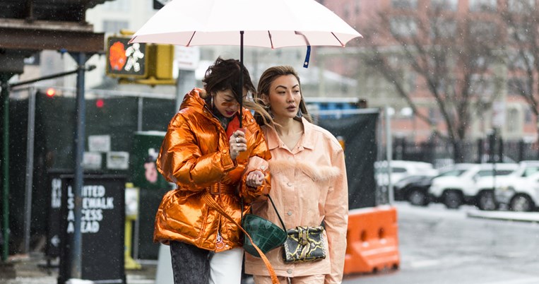 5 styling tips που θα σας κρατήσουν κομψές στη βροχή