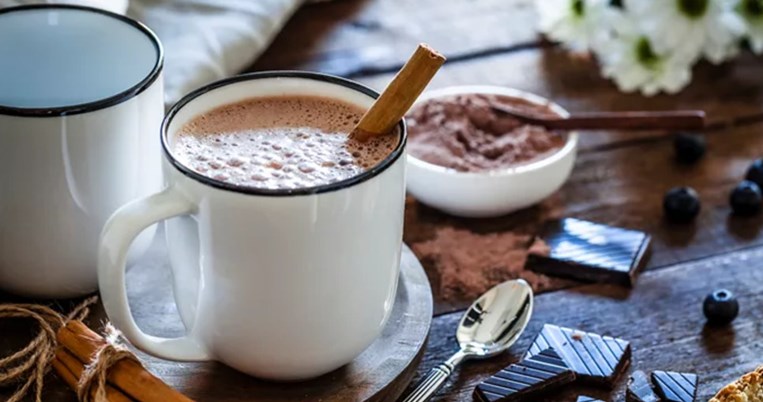 Vegan ρόφημα σοκολάτας: Ό,τι καλύτερο για τα κρύα απογεύματα των γιορτών