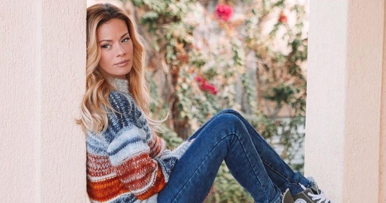 Η Ζέτα Μακρυπούλια με Bershka πουλόβερ που μπορείς να φορέσεις ακόμα και τα Χριστούγεννα
