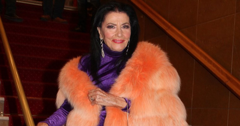 Σπάνιο ντοκουμέντο από το παρελθόν: Η Ζωζώ Σαπουντζάκη σε δείπνο με τον Τζέιμς Μποντ