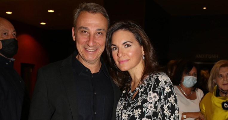 Η βόλτα της Όλγας Κεφαλογιάννη στο κέντρο της Αθήνας με τον σύζυγο και τα δίδυμά τους