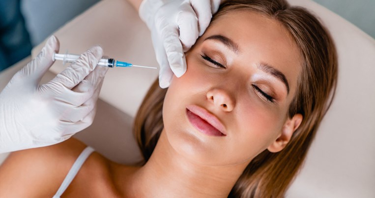 Οι top θεραπείες προσώπου για να λάμπετε τις μέρες των γιορτών
