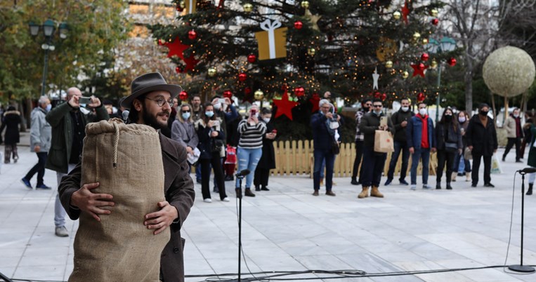 Μία θεατρική παράσταση στη μέση της Πλατείας Συντάγματος
