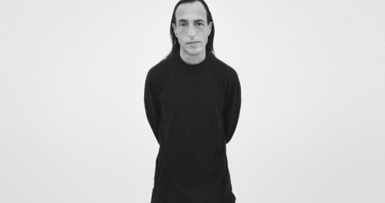 Ο διάσημος σχεδιαστής Ρικ Όουενς δώρισε σε ΜΚΟ της Ιταλίας ασθενοφόρο