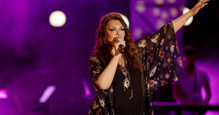 Η Καίτη Γαρμπή σε εορταστικό mood με κατακόκκινο μίνι φόρεμα και ψηλές μπότες