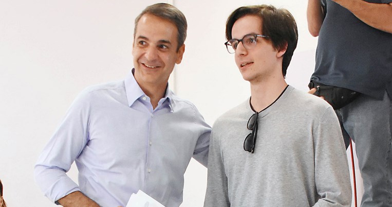 «Κλεισμένοι στα σπίτια μας, φτύνουμε αίμα για να σταυρώσουμε μια νίκη»