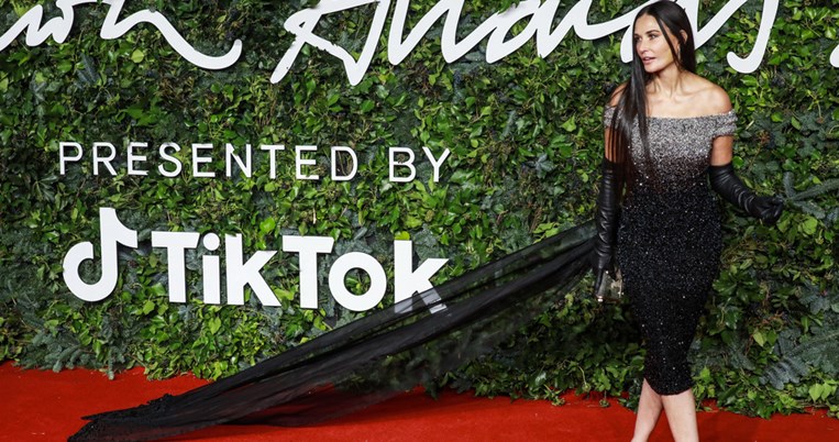 Τα καλύτερα βραδινά φορέματα για γυναίκες άνω των 50