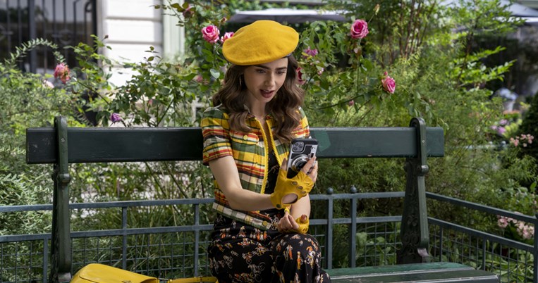 Τα 10 parisian chic αξεσουάρ που θα λάτρευε η Lily Collins