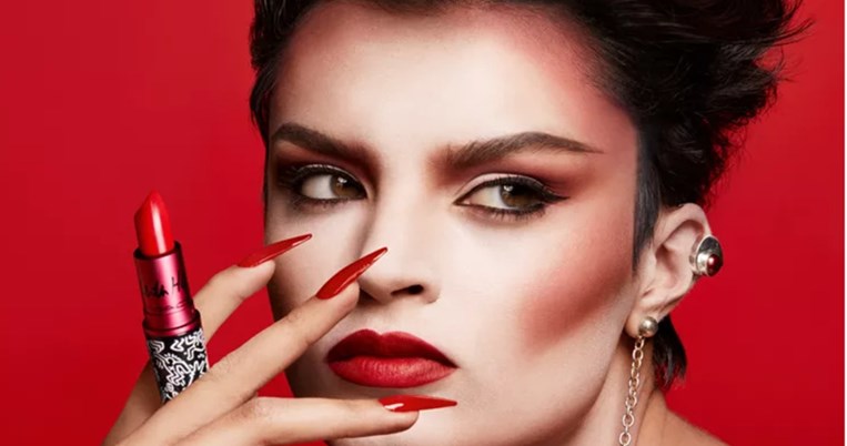 Δημιούργησε αμέτρητους, συναρπαστικούς συνδυασμούς με τρία special-edition κραγιόν MAC VIVA GLAM