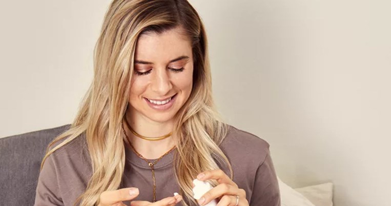 Πες αντίο στις κηλίδες με αυτές τις 3 αλλαγές στη ρουτίνα σου