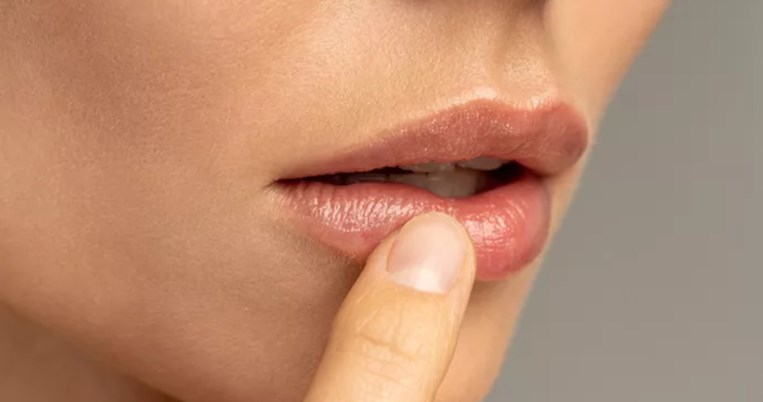 Πώς να ενυδατώσεις τα χείλη σου τις κρύες μέρες του χειμώνα