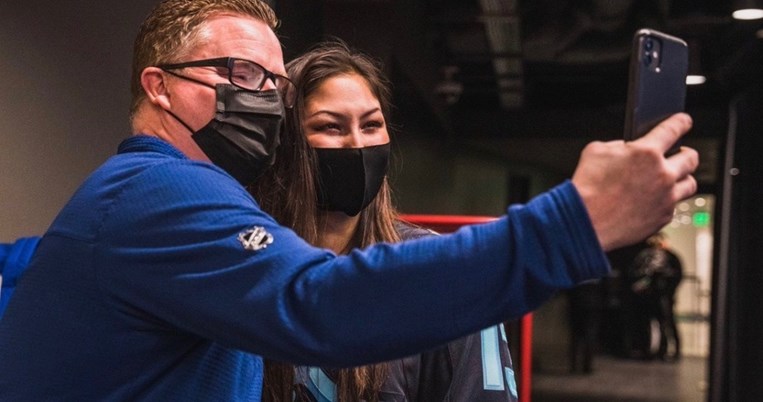 Οπαδός του χόκεϊ εντοπίζει μελάνωμα από μακριά και σώζει τη ζωή μέλους της ομάδας