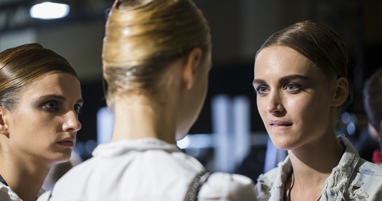 Πώς να «αφαιρέσεις» χρόνια από το πρόσωπό σου χρησιμοποιώντας σωστά το μακιγιάζ