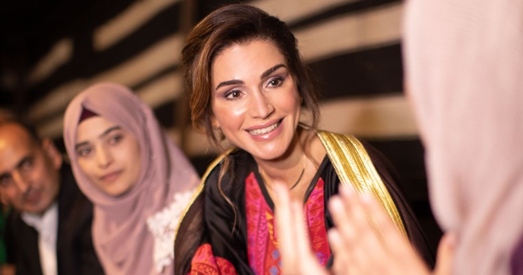 Mε τζιν και αθλητικά παπούτσια: Η βασίλισσα Ράνια διδάσκει για ακόμη φορά στιλ 