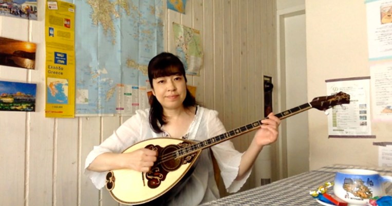 Η Νομπούκα Σουνοχάρα παίζει με το μπουζούκι της τη Φραγκοσυριανή 