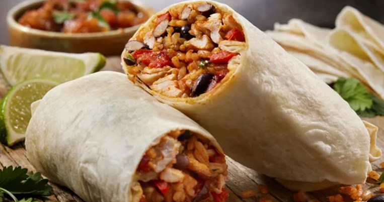 Πώς να τυλίγεις σωστά μία τορτίγια; Δύο τρόποι για να μην φεύγουν τα υλικά