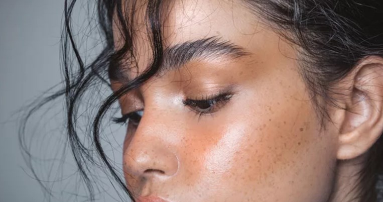 Πώς να κάνεις botox στο σπίτι με φυσικό και ανέξοδο τρόπο σύμφωνα με το TikTok