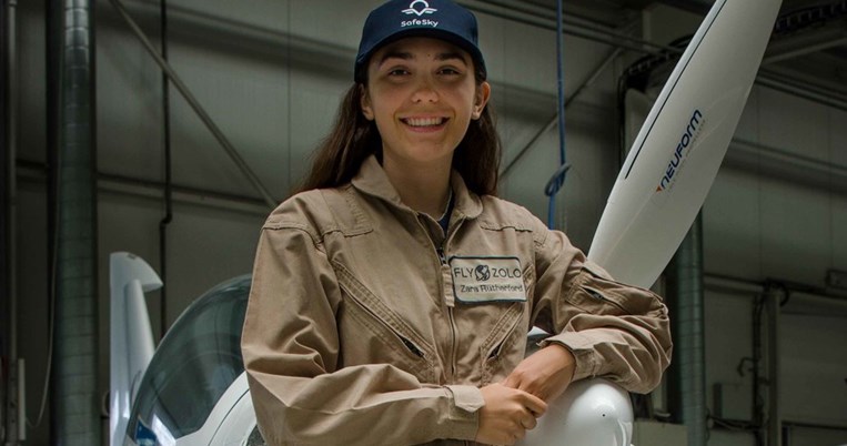 Η Ζάρα Ράδερφορντ είναι η νεότερη γυναίκα πιλότος στην ιστορία που ταξίδεψε μόνη της τον κόσμο