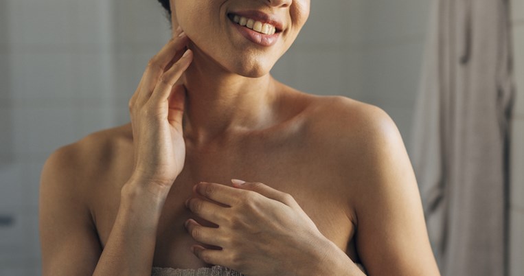 Τα τρία βασικά βήματα για να αντιμετωπίσετε γραμμές και ρυτίδες στον λαιμό