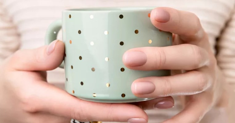 Αυτό είναι το μόνο χρώμα με το οποίο θα θέλουμε να βάφουμε τα νύχια μας φέτος την άνοιξη