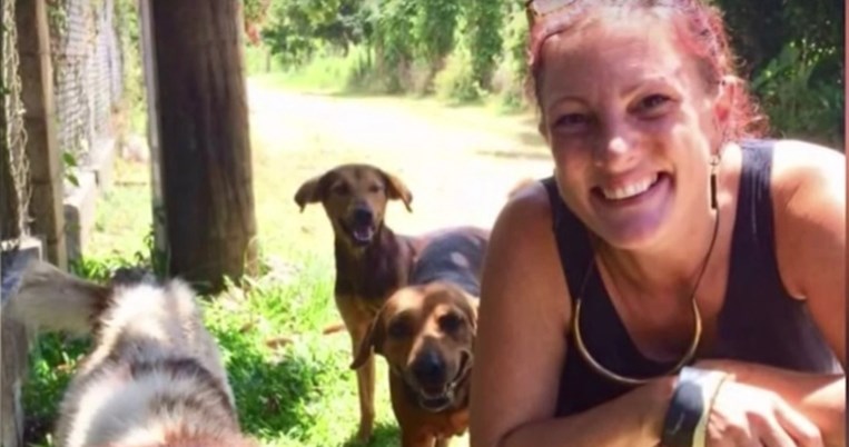 Η 50χρονη Άντζελα Γκλόβερ έχασε τη ζωή της προσπαθώντας να σώσει τα αδέσποτα που φρόντιζε