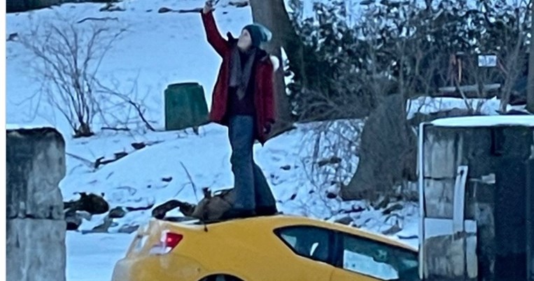 Καναδή βγάζει σέλφι την ώρα που βυθίζεται το αυτοκίνητό της.