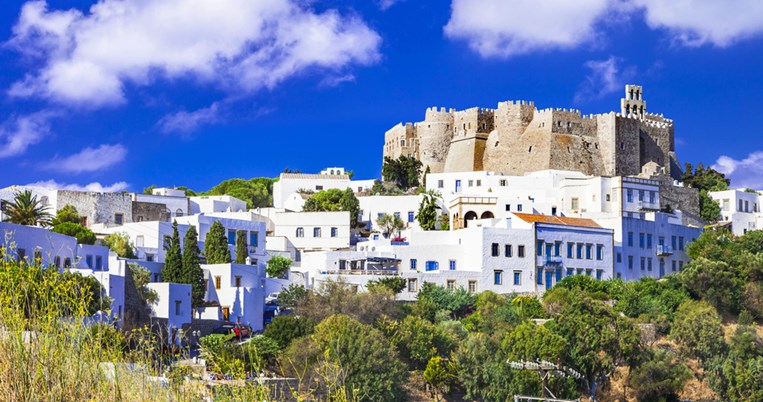 Η Daily Telegraph εντάσσει την Αθήνα και την Πάτμο στα μέρη που πρέπει να επισκεφθεί κανείς το 2022