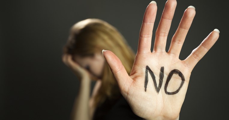 «Τι δουλειά έχω εγώ σε αυτή τη σουίτα; Γιατί δεν φοράω το εσώρουχό μου και γιατί έχω βρει χάπια;»