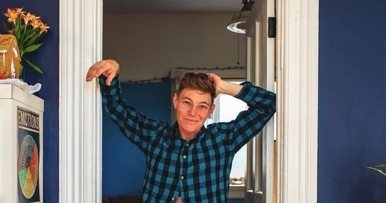 Αυτοπροσδιορίζεται ως τρανς και non - binary και διανύει τους τελευταίους μήνες της εγκυμοσύνης του