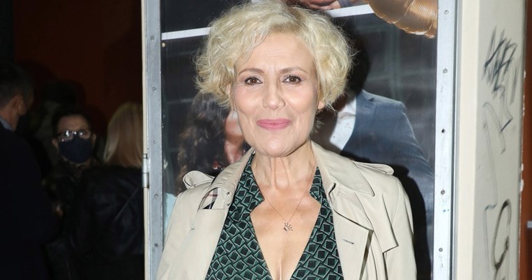 Σε περίπτωση που έχεις βαρεθεί το μαύρο, η Κωνσταντίνα Μιχαήλ σου προτείνει το τέλειο πανωφόρι