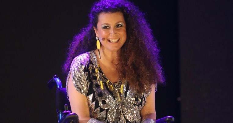 «Μου λείπει να δω μία ταινία ή μία σειρά. Έχω μόνο στατική όραση και καθόλου περιφερειακή»