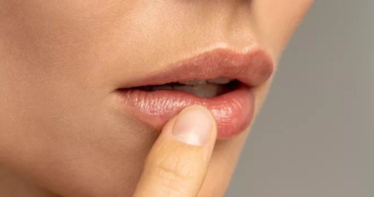 Το πιο εύκολο trick για ζουμερό χρώμα και λάμψη στα χείλη