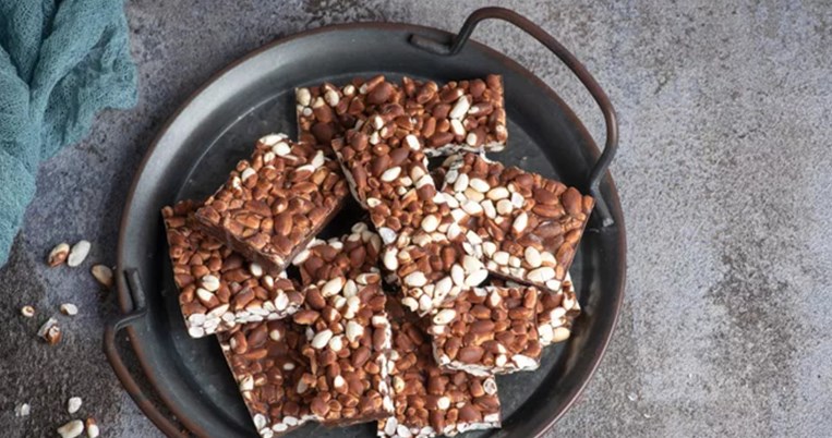 Μπάρες πρωτεΐνης με γεύση Snickers! Η υγιεινή και γρήγορη συνταγή με βάση της τη ρυζογκοφρέτα