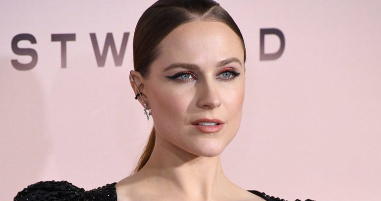 «Με βίασε μπροστά στην κάμερα»