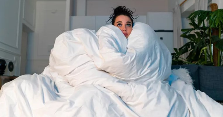 Ζήσε "επικίνδυνα": Τι μπορεί να συμβεί στο σώμα σου εάν αρχίσεις να κοιμάσαι χωρίς σκεπάσματα