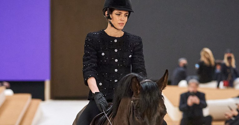 Όταν η Σάρλοτ Κασιράγκι εισέβαλε στο σόου της Chanel πάνω σε ένα άλογο