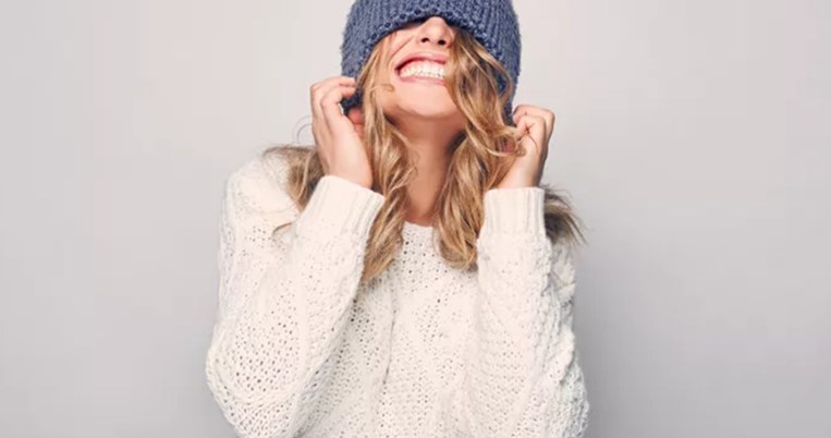Τα χτενίσματα που θα σε βοηθήσουν να προστατεύσεις τα μαλλιά σου απ᾽το κρύο και την υγρασία
