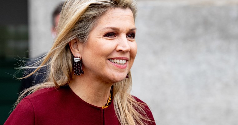 Η βασίλισσα Μάξιμα μας δείχνει πως να φορέσουμε το κόκκινο μετά τα 50