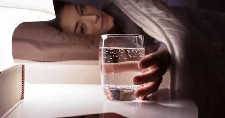 Πόση ώρα πριν τον ύπνο να σταματήσεις να πίνεις νερό;