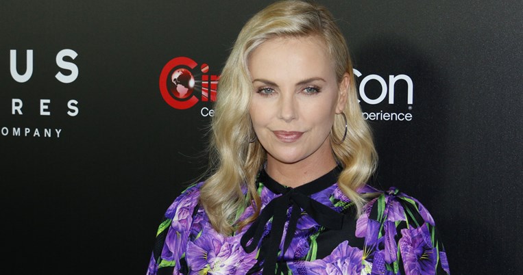 Η Σαρλίζ Θερόν δημοσίευσε μια σπάνια φωτογραφία των παιδιών της προς τιμήν της μητέρας της