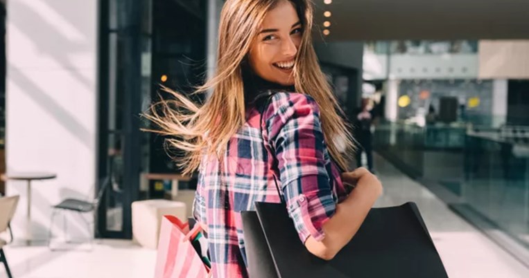 Η απόλυτη εμπειρία shopping στις εκπτώσεις όπως τη βιώνει μία fashion editor