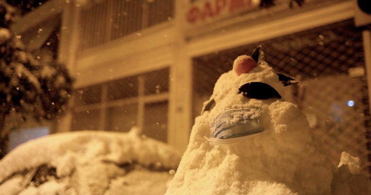 «Ο γεράκος γλίστρησε και έπεσε. Κανείς δεν βρέθηκε να τον βοηθήσει. Σε λίγο έπεφτε η νύχτα»