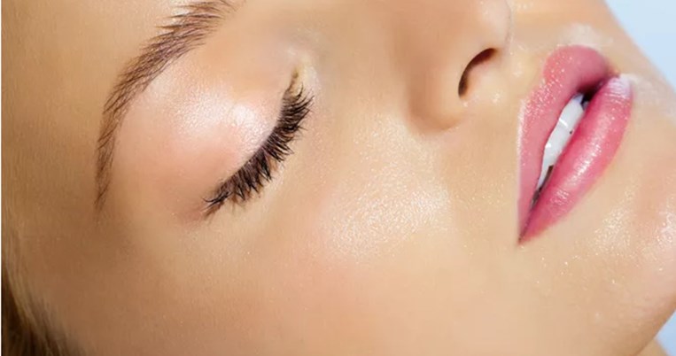 Το μυστικό της τέλειας βάσης στο μακιγιάζ για μια φρέσκια, νεανική όψη