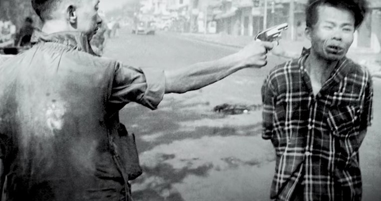 «Ο αρχηγός της Αστυνομίας εκτελεί ένα Βιετκόνγκ»