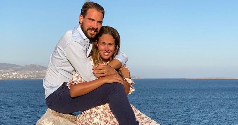 H «τολμηρή» εμφάνιση της Νίνα Φλορ σε πάρτι Βρετανών αριστοκρατών