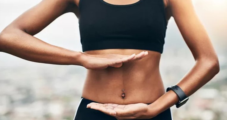 Έτσι θα γυμνάσεις αποτελεσματικά κοιλιακούς και κορμό σε όρθια στάση