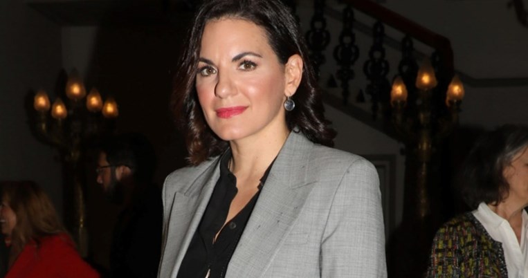 Όλγα Κεφαλογιάννη | Η casual chic εμφάνιση με κάπα