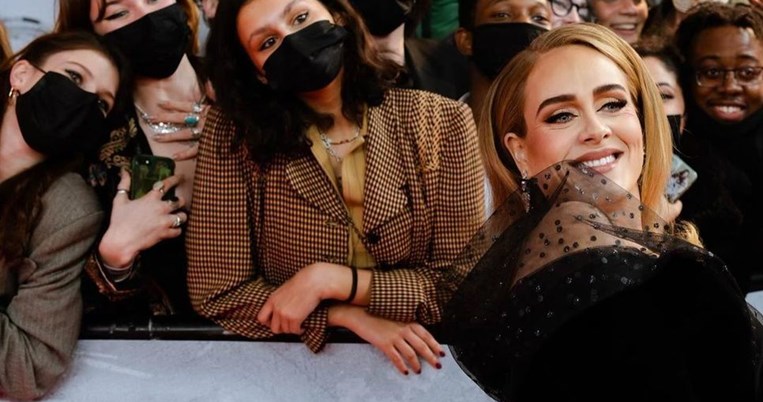 Η φανταστική στιγμή που η μεθυσμένη Αντέλ επιδίδεται σε ξέφρενο pole dancing