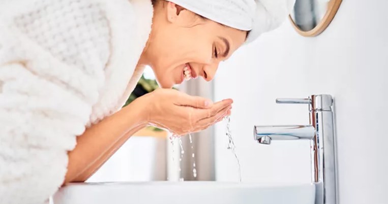 Πόσο συχνά πρέπει να πλένεις το πρόσωπό σου, σύμφωνα με την επιστήμη