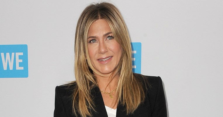 Jennifer Aniston | Η εντυπωσιακή εμφάνιση με χρυσό παντελόνι για τα γενέθλιά της